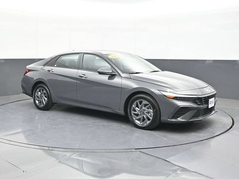 Used 2025 Hyundai Elantra Hybrid FWD image 19