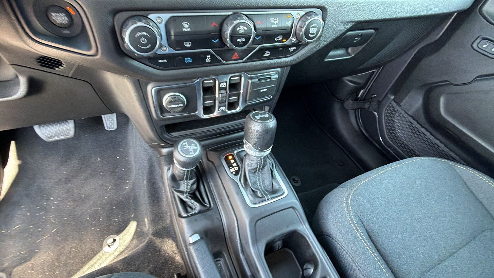 Used 2024 Jeep Wrangler Unlimited AWD/4WD image 31
