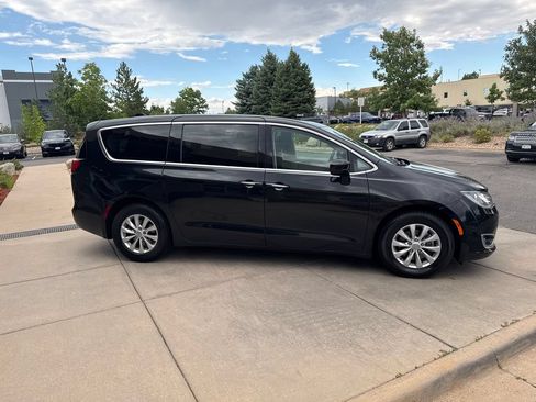 Used 2018 Chrysler Pacifica Touring Plus FWD image 4