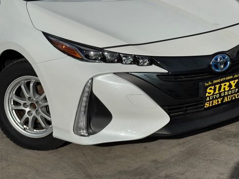 Used 2017 Toyota Prius Prime Plus w/ Preferred Accessory Package FWD image 3