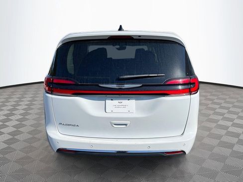 Used 2023 Chrysler Pacifica Touring-L FWD image 7
