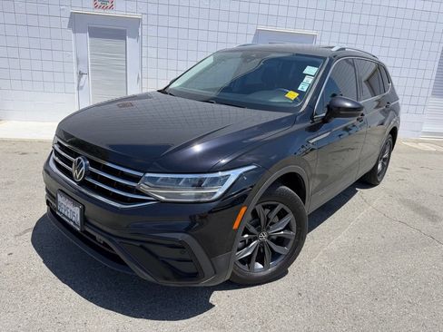 Used 2023 Volkswagen Tiguan SE w/ Panoramic Sunroof Package FWD image 1