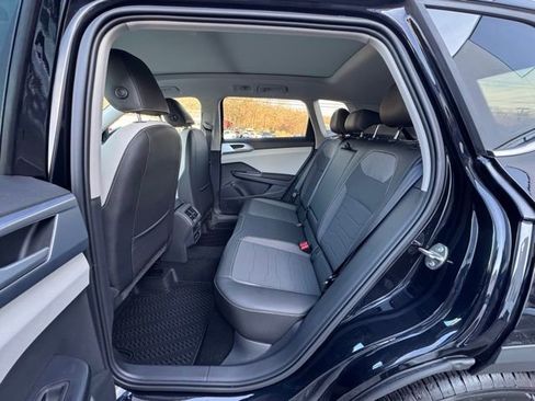 New 2026 Volkswagen Taos SE image 9