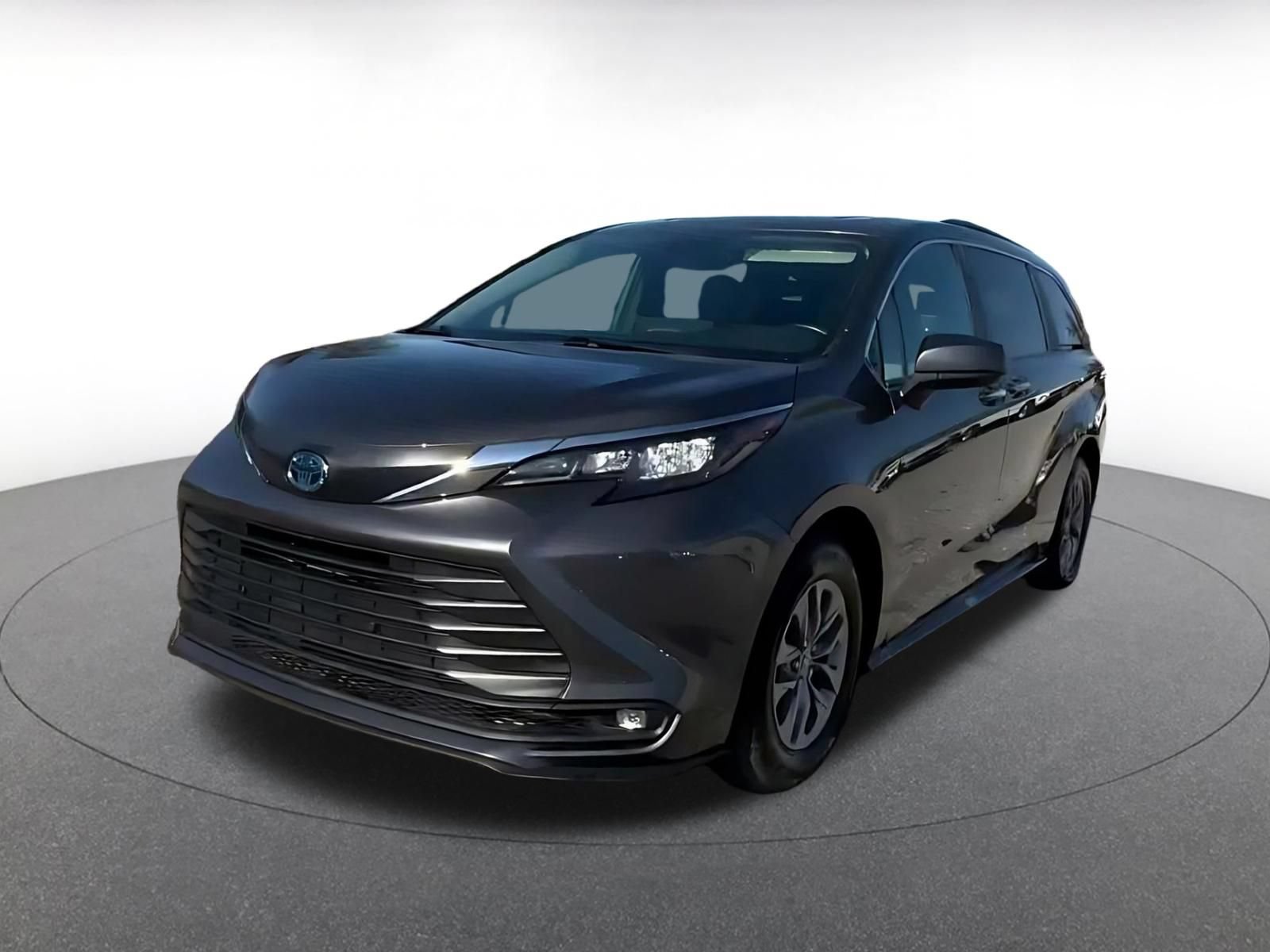 Used 2025 Toyota Sienna XLE FWD image 6