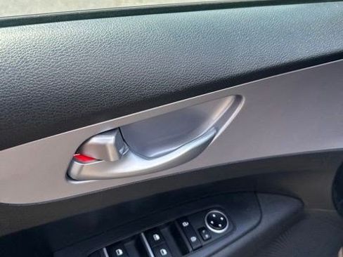 Used 2024 Kia Forte LXS w/ LXS Technology Package FWD image 8