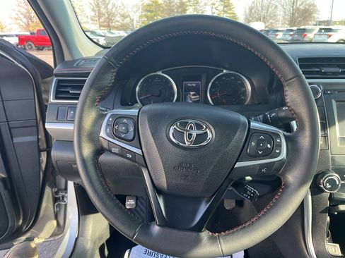 Used 2016 Toyota Camry SE image 19