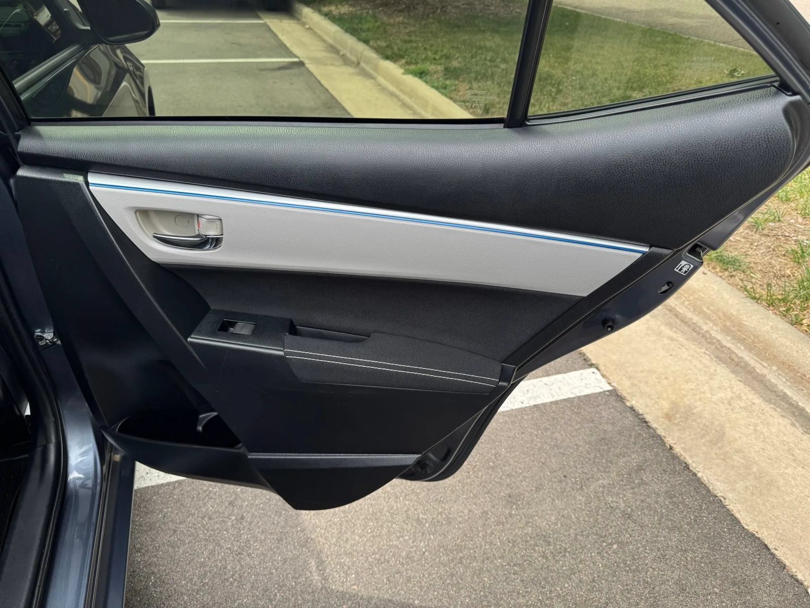 Used 2015 Toyota Corolla LE FWD image 14
