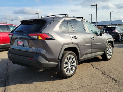 Used 2023 Toyota RAV4 XLE Premium image 4
