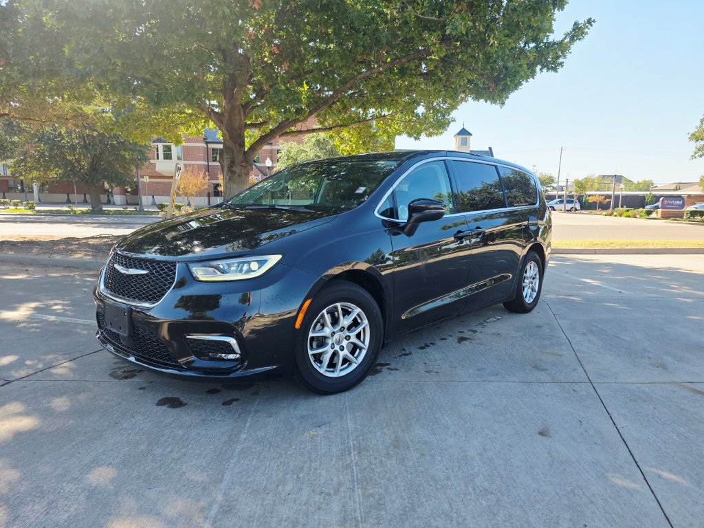 Used 2023 Chrysler Pacifica Touring-L FWD image 2