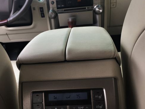 Used 2011 Lexus GX 460 image 18