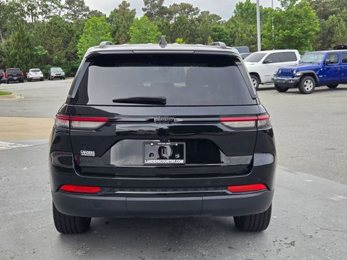 Used 2024 Jeep Grand Cherokee Altitude AWD/4WD image 6