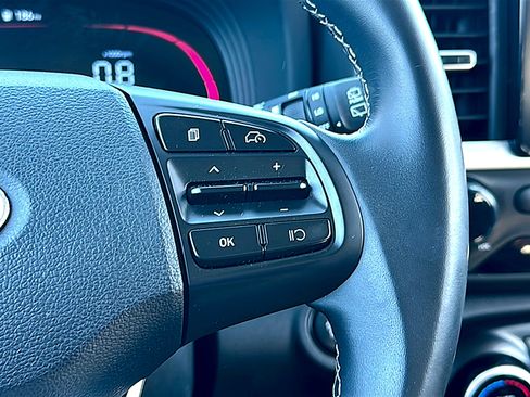 Used 2025 Hyundai Venue SEL image 29