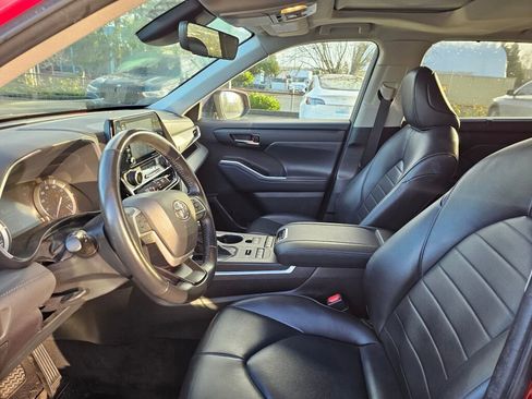 Used 2022 Toyota Highlander XLE image 24