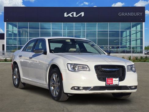 Used 2018 Chrysler 300 Limited image 3