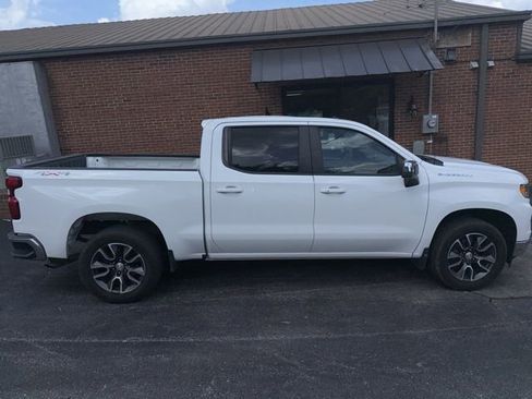 Used 2022 Chevrolet Silverado 1500 LT AWD/4WD image 3