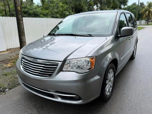 Used 2016 Chrysler Town & Country Touring image 3