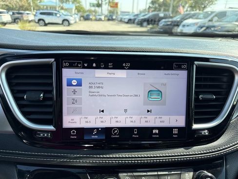 Used 2024 Chrysler Pacifica Touring image 25