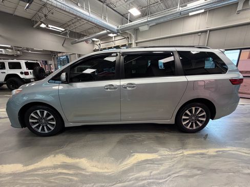 Used 2020 Toyota Sienna XLE Premium AWD/4WD image 40