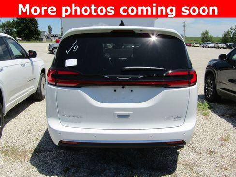New 2027 Chrysler Pacifica Limited AWD/4WD image 4