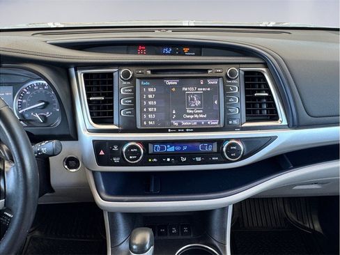 Used 2019 Toyota Highlander XLE AWD/4WD image 11