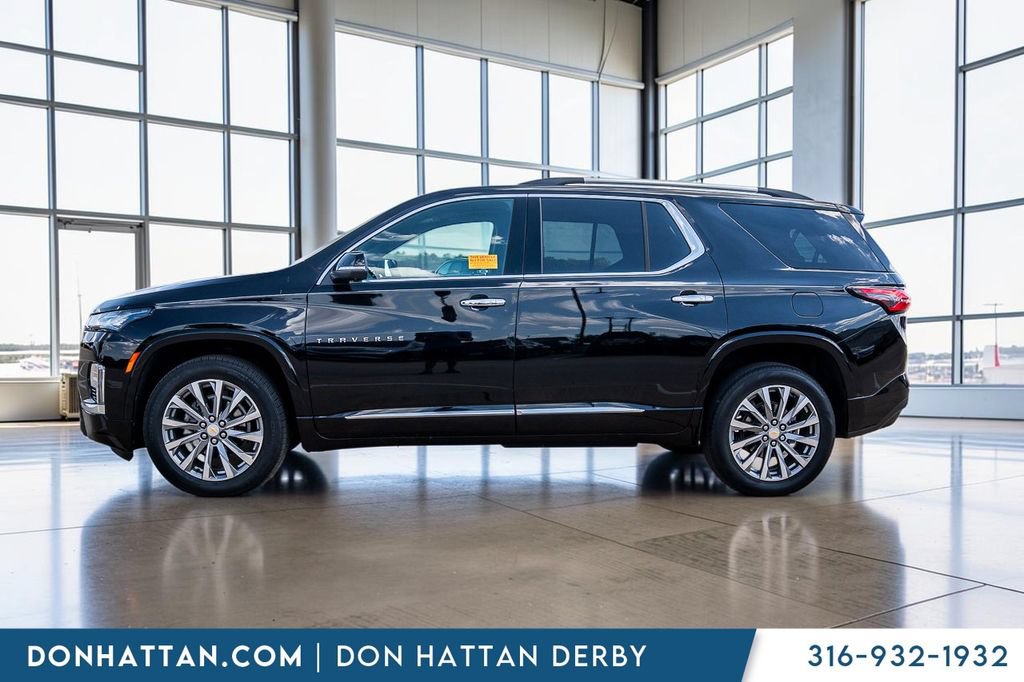 Used 2023 Chevrolet Traverse Premier FWD image 2