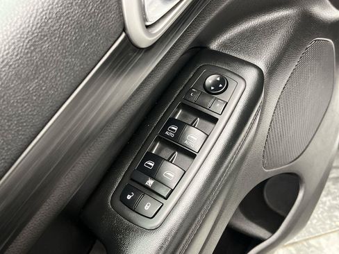 Used 2019 Jeep Grand Cherokee Altitude AWD/4WD image 9