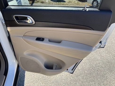 Used 2017 Jeep Grand Cherokee Laredo w/ Quick Order Package 2BE image 43