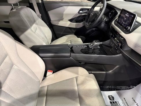 Certified 2025 Nissan Rogue SV image 29