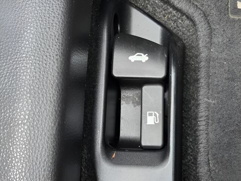 Used 2020 Toyota Corolla LE w/ Carpet Mat Package (TMS) FWD image 9