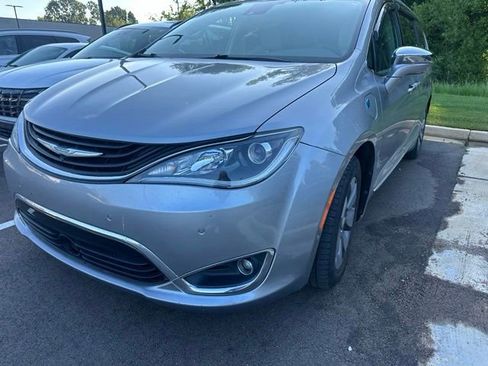 Used 2018 Chrysler Pacifica Limited w/ Advanced Safetytec Group FWD image 2