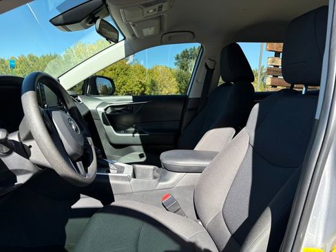 Used 2022 Toyota RAV4 LE image 10