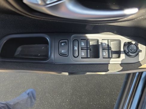 Used 2016 Jeep Renegade Latitude w/ Popular Equipment Group AWD/4WD image 30