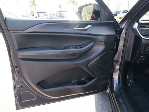 Used 2023 Jeep Grand Cherokee Altitude AWD/4WD image 16