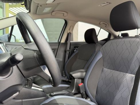 Used 2025 Nissan Versa SV w/ Trunk Package image 33