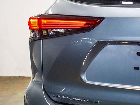 Used 2022 Toyota Highlander Platinum FWD image 11