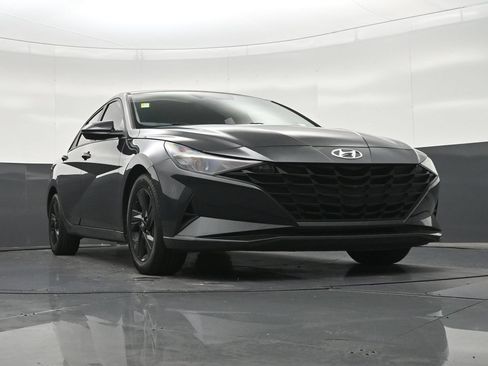 Used 2021 Hyundai Elantra SEL w/ Preferred Accessory Package FWD image 29