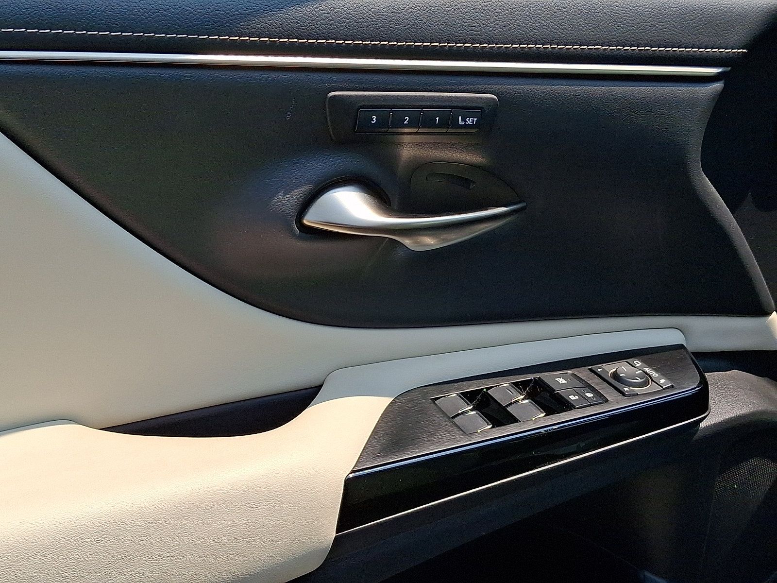Used 2023 Lexus ES 250 w/ Premium Package AWD/4WD image 13