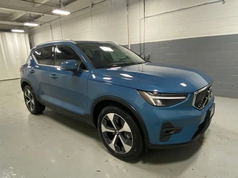 Certified 2025 Volvo XC40 B5 Plus AWD/4WD image 4