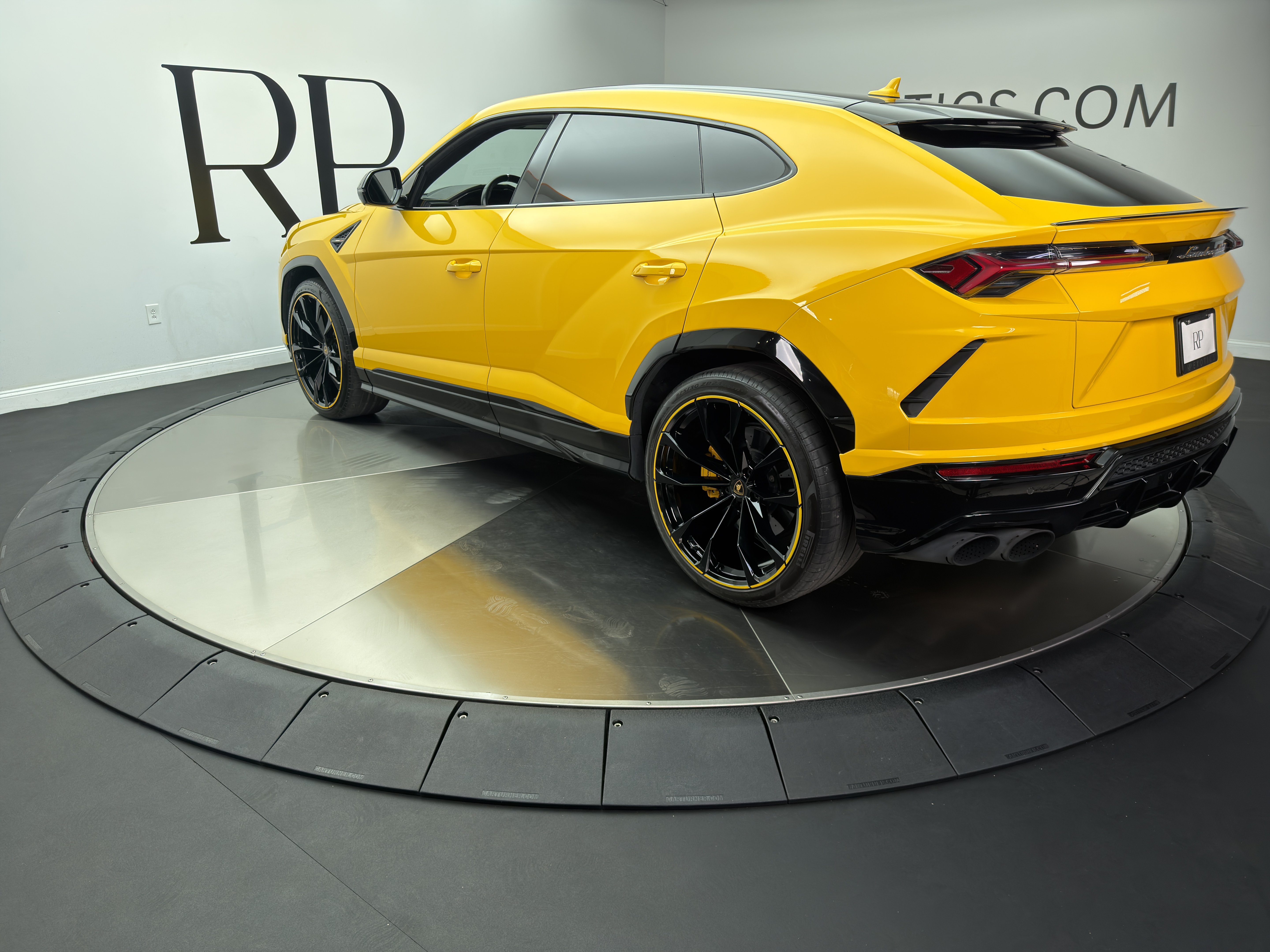 Used 2021 Lamborghini Urus AWD/4WD image 4