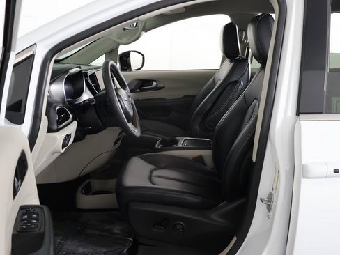 Used 2024 Chrysler Pacifica Touring-L image 23