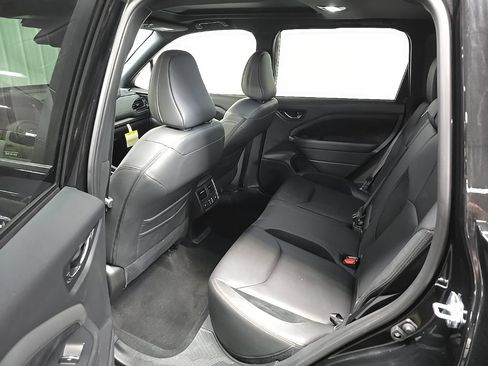 Used 2025 Subaru Forester Touring AWD/4WD image 32