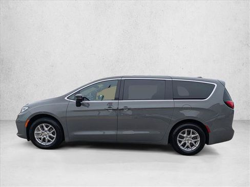 Used 2025 Chrysler Pacifica Select FWD image 9