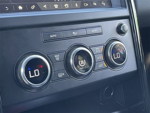 Used 2019 Land Rover Discovery SE image 25