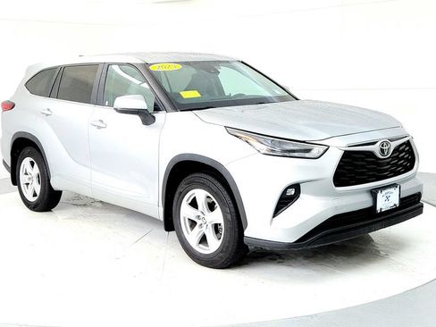 Used 2023 Toyota Highlander LE AWD/4WD image 7