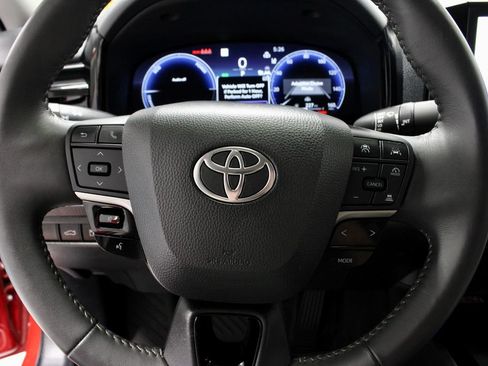 Used 2025 Toyota Camry XLE AWD/4WD image 31
