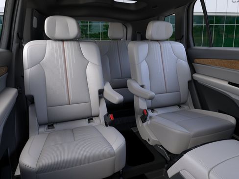 New 2027 Cadillac Vistiq Luxury w/ LPO, Floor Liner Package AWD/4WD image 17