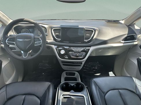 Certified 2024 Chrysler Pacifica Touring-L FWD image 25