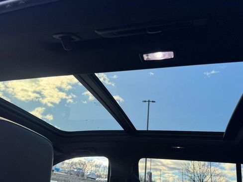 Used 2022 Chevrolet Suburban LT w/ Luxury Package image 10