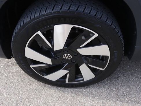 Used 2024 Volkswagen Taos SEL image 11