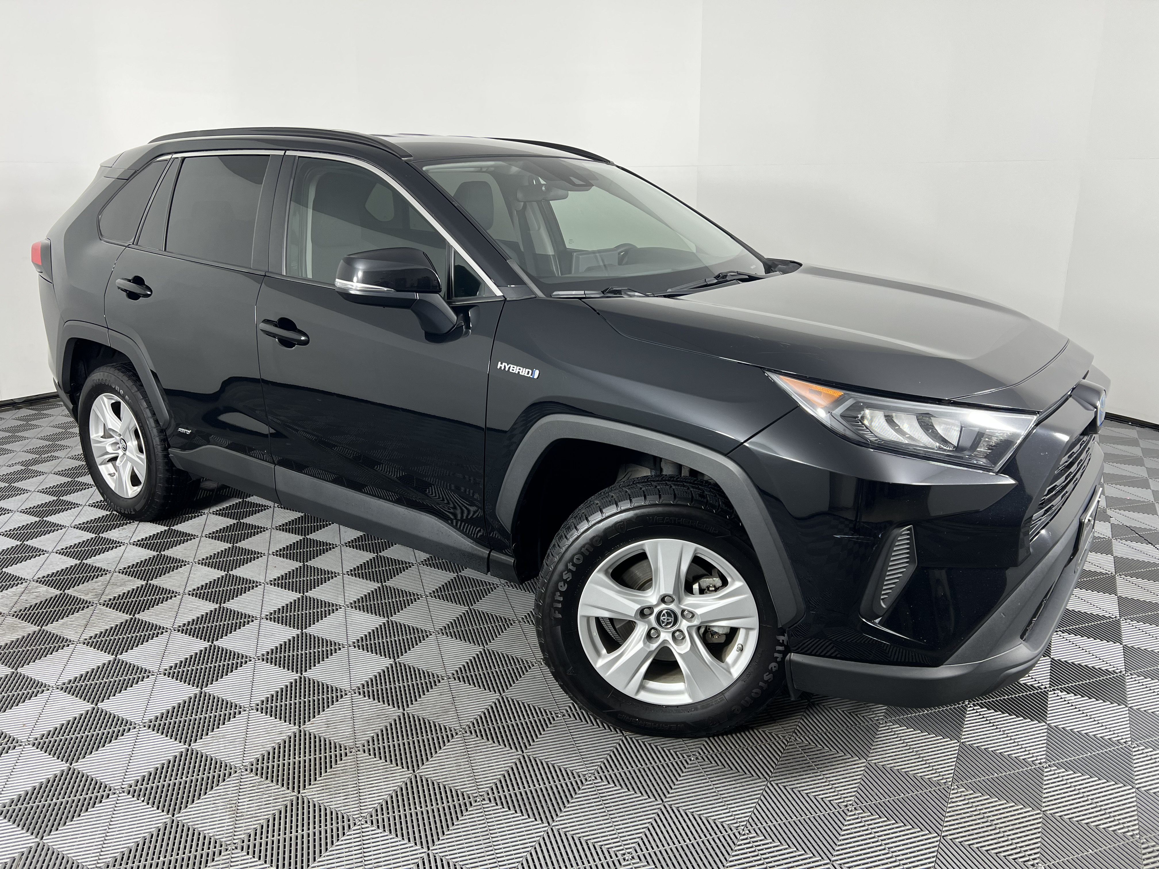 Used 2021 Toyota RAV4 LE AWD/4WD image 2